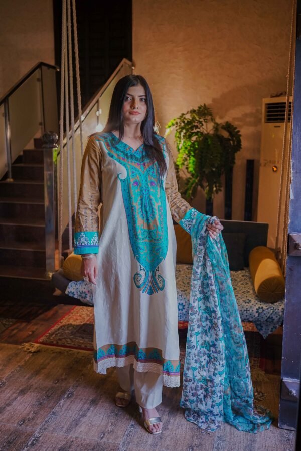 Regal Grace – A Touch of Timeless Sophistication