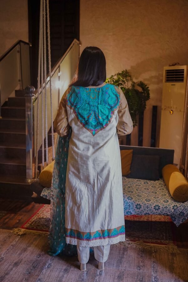 Regal Grace – A Touch of Timeless Sophistication