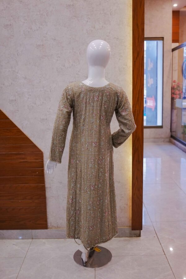 Noura – Grace in Gold